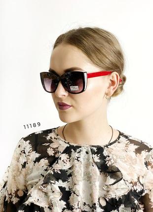 Стильные солнцезащитные очки с красными дужками3 фото