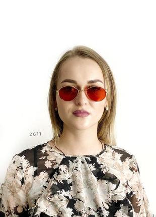 Червоні окуляри - крапельки в золотій оправі