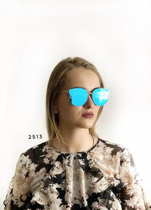 Солнцезащитные очки с голубой линзой