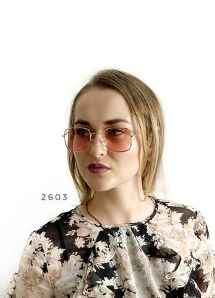 Розовые солнцезащитные очки в золотистой оправе2 фото