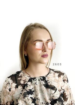 Розовые солнцезащитные очки в золотистой оправе3 фото