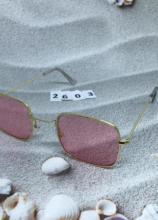 Розовые солнцезащитные очки в золотистой оправе5 фото