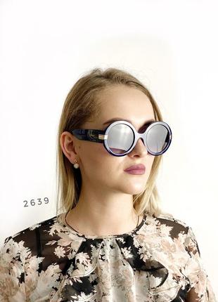 Круглые солнцезащитные очки черные в синей оправе3 фото