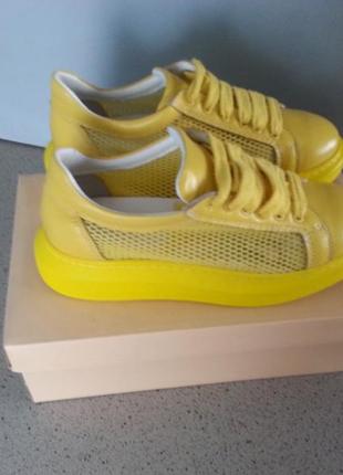 Кросівки жіночі.