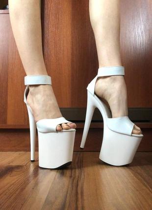 Стрипы 38р, длина стельки 24,5,в красивом состоянии, одевались несколько раз,подошва абсолютно не стерта