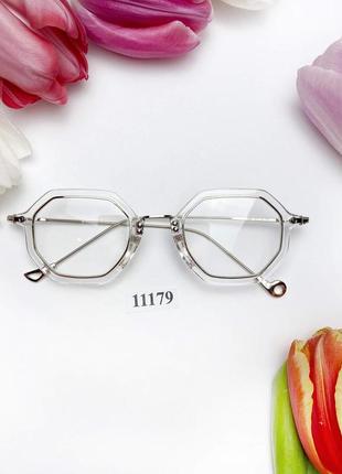 Имиджевые очки в прозрачной оправе4 фото