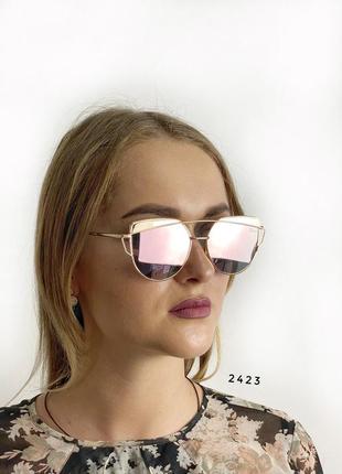 Стильні сонцезахисні окуляри (колір рожевий в золотистій оправі, дзеркальні)1 фото
