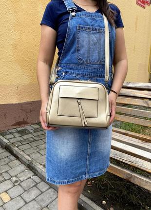 Модная женска сумка золотистого цвета3 фото