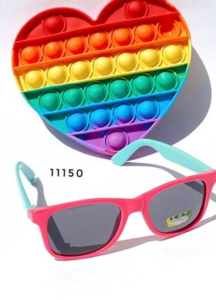 Дитячі сонцезахисні окуляри в рожевій оправі з блакитними дужками + pop it в подарунок7 фото