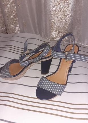 Босоножки на каблуке