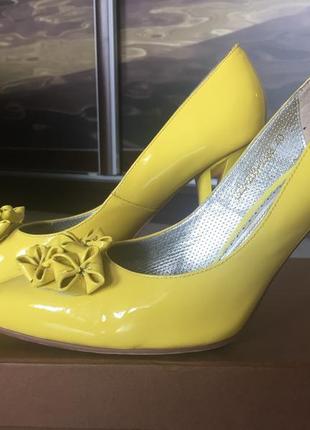 Ошатні стильні туфлі-човники на шпильці, лакові, жовті2 фото