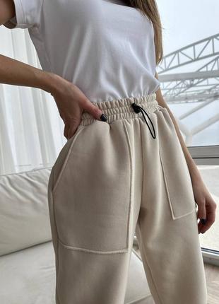 Стильные теплые брюки джоггеры с накладными каоманами из качественной ткани6 фото