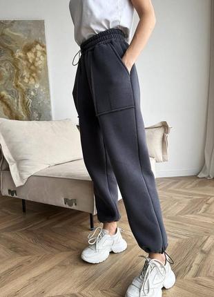 Стильные теплые брюки джоггеры с накладными каоманами из качественной ткани5 фото