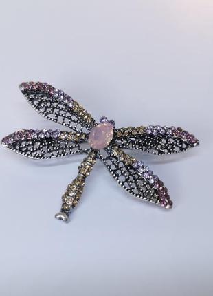 Красивая брошь стрекоза металлическая с камнями винтажная сиренево-розовая