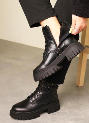 Трендовые черные женские зимние ботинки берцы на массивной высокой подошве кожаные с мехом на зиму5 фото