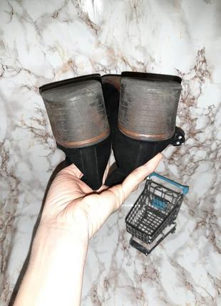 Черные деми ботинки с пряжечками на средних каблуках9 фото