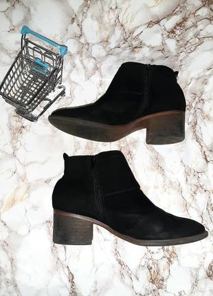 Черные деми ботинки с пряжечками на средних каблуках8 фото