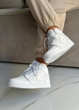 Шикарная стильная женская обувь кроссовки nike air jordan retro 1 white (fur) налобный топ новинка