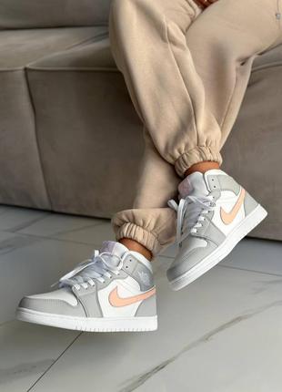 Шикарная стильная женская обувь кроссовки nike air jordan retro 1 grey pink (fur)налочный топ новинка