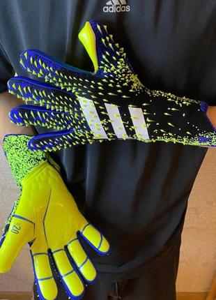 Вратарские перчатки adidas predator 20 pro.