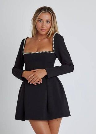 Жіноча коротка чорна сукня з довгим рукавом з квадратним вирізом на грудях з намистинами1 фото