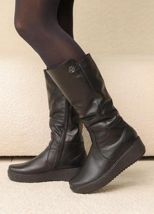 Стильні чорні чоботи жіночі на танкетці з хутром шкіряні/натуральна шкіра -жіноче взуття на зиму