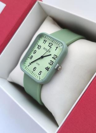 Наручные часы женские в зеленом цвете на силиконовом ремешке4 фото