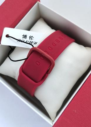 Наручные часы женские в красном цвете на силиконовом ремешке4 фото