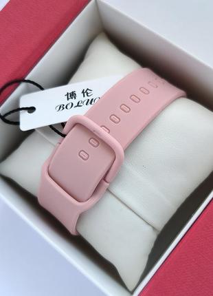 Наручний годинник жіночий в рожевому кольорі на силіконовому ремінці5 фото