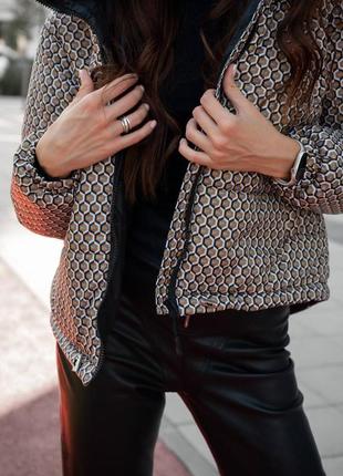 Жіноча куртка з принтом коричнева3 фото
