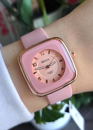 Наручний годинник жіночий в рожевому кольорі на силіконовому ремінці