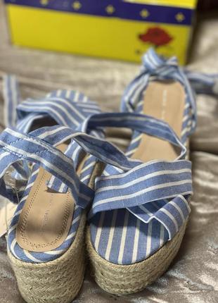 Босоножки фирменные