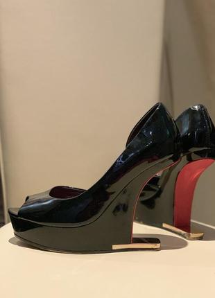 Красиві лакові туфлі з червоною підошвою5 фото