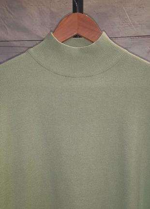 Фисташковый свитер оверсайз с высоким воротничком5 фото