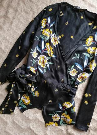 Чорна блуза у квіти на запах з поясом декольте віскоза нова зара5 фото