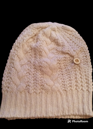 Жіноча тепла шапка в'язана косами білого кольору  недорого terranova