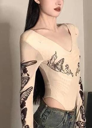 Женское трендовое бежевое стильное боди nude с тату принтами 2023 года.1 фото