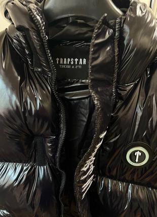 Мужская зимняя куртка курточка пуховик трапстар черная лаковая trapstsr7 фото