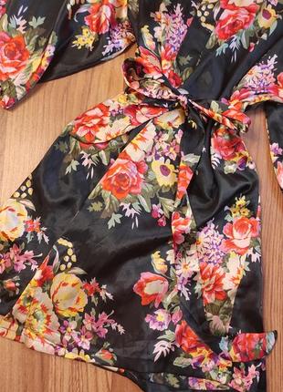 Новый атласный халат женский черный в цветочный принт2 фото