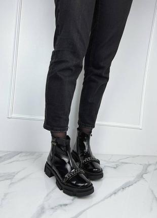 Крутые зимние женские ботинки из наплака черные7 фото