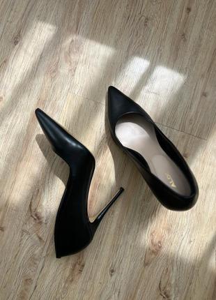 Кожаные черние туфли /лодочки