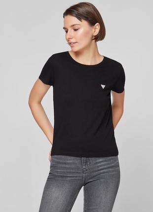 Чорна футболка з маленьким логотипом guess