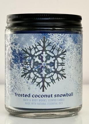 Парфумована свічка frosted coconut snowball від bath and body works