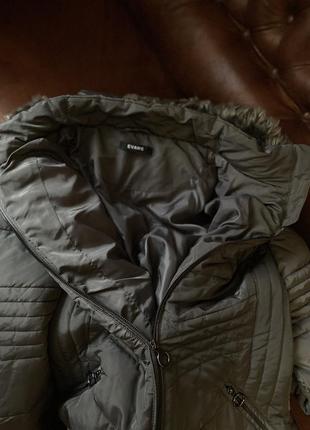 Женская зимняя курточка темно-коричневая с капюшоном размер 525 фото