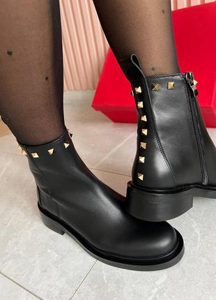 Сапожки боты с шипами в стиле valentino кожа черные