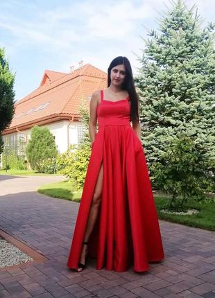 Червона вечірня сукня