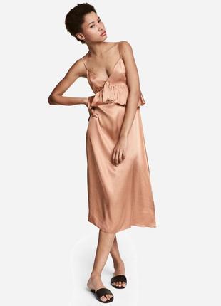 H&m сукня міді бежева кремова пряма персикова атласна малинова плаття міді віскоза вільний крій