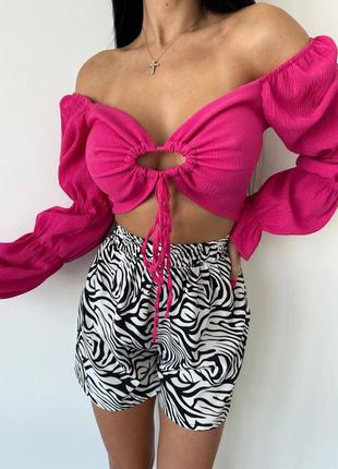 Топ с открытыми плечами длинными рукавами на резинках воланы на груди стяжка завязка блузка жатка блуза стильная розовая зеленая7 фото