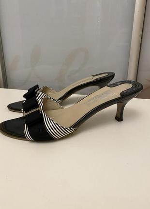 Босоніжки сабо мюлі на середньому підборі salvatore ferragamo
