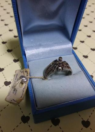 Красивое кольцо интересный дизайн, вес 3,30 г., размер 18.